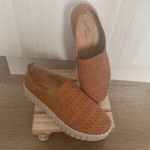 Easy Street Women’s Slip On Tan Loafer with Comfort Wave Insole SZ 7